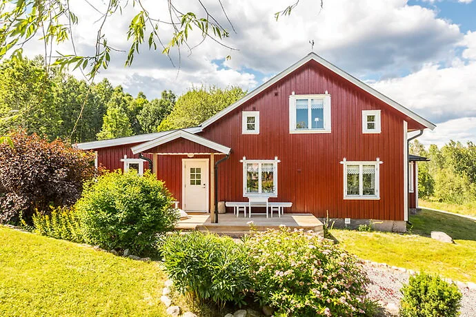 17. Nyma╠elat sommarhus med panelbyte