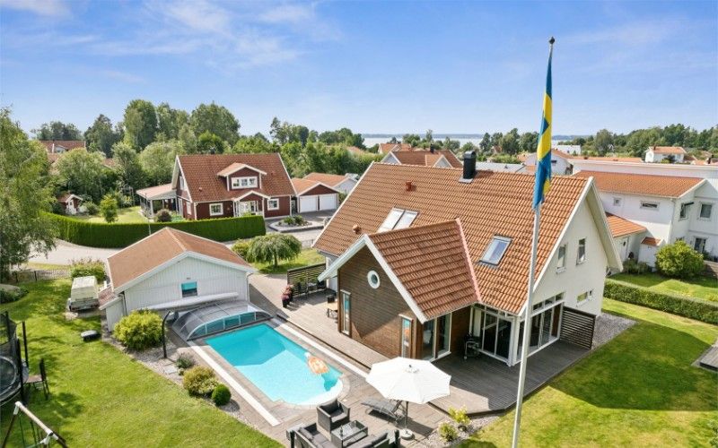 2. Byta vindskiva och platar pa 2 planshus