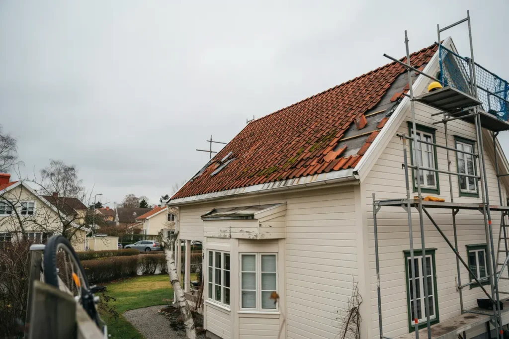 takrenovering eller takbyte s bed mer du skick kostnad och r tt tg rd f r villan